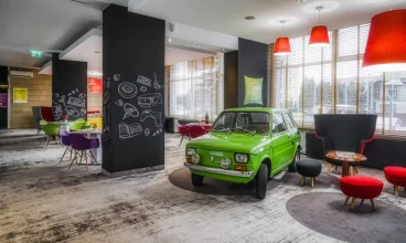 Wyjątkowy element dekoracji hotelu stanowi Fiat 126p produkowany w mieście