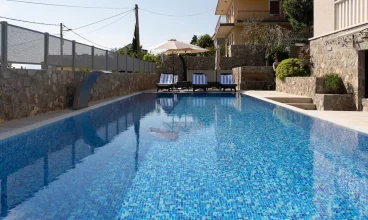 Hotel Abalone oferuje przestronny basen zewnętrzny z podgrzewaną słodką wodą