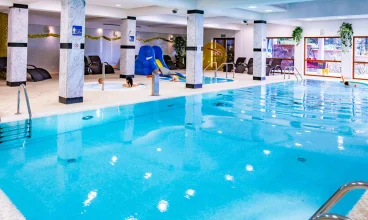 Malowniczo położony Hotel z  dużym basenem, brodzikiem i jacuzzi