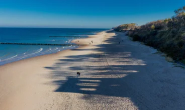 Ustronie Morskie znajduje się przy spokojnej piaszczystej plaży