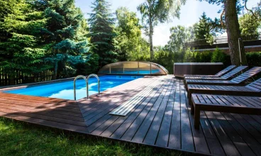 Obiekt dysponuje zewnętrznym basenem i jacuzzi