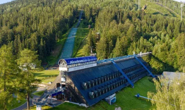 Hotel jest położony tuż przy kompleksie skoczni narciarskich w Harrahovie