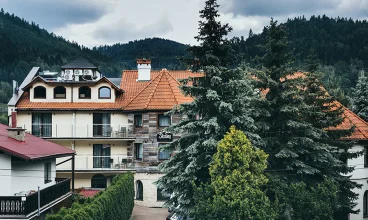 Hotel Skalny jest w centrum Szczyrku, pomiędzy skoczniami i placem św. Jakuba