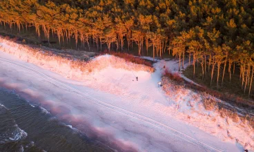 Plaża w Mrzeżynie zachęca do spacerów o każdej porze roku