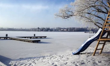 Hotel jest położony nad brzegiem jeziora Czos na Mazurach