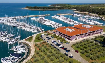 Hotel otaczają drzewa oliwne i woda