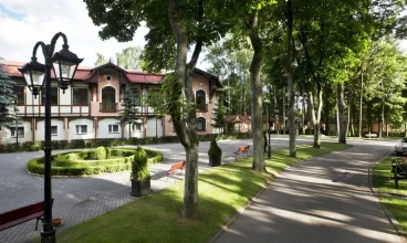 Na hotel składa się główny budynek, zabytkowy myśliwski pałac i Mazurskie Chaty
