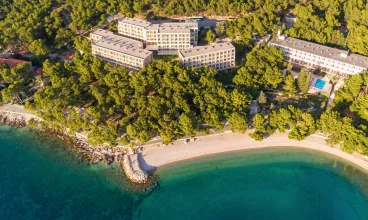 Hotel jest pięknie położony tuż przy ładnej plaży