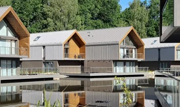 Z pokoju czy apartamentu w willi można wyjść na balkon lub taras