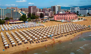 Hotel mieści się tuż przy szerokiej piaszczystej plaży w centrum kurortu