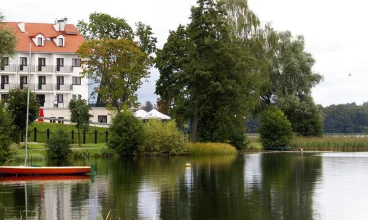 Hotel znajduje się wprost nad brzegiem jeziora