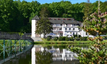 Po drugiej stronie jeziora znajduje się hotel Carina*** połączony kładką