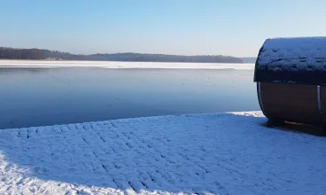 Korzystanie z sauny ulokowanej tuż nad jeziorem jest wyjątkowym doświadczeniem