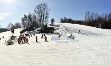 Zaledwie 1,5 km od hotelu znajduje się stacja narciarska Kazimierz