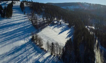 Hotel znajduje się w bliskim sąsiedztwie wyciągów narciarskich