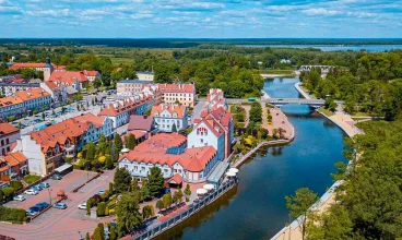 Hotel nad Pisą – rzeka Pisa wpływająca do jeziora Roś