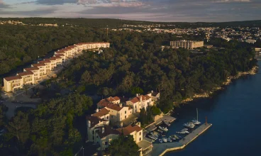 Obiekt znajduje się na brzegu wyspy Krk