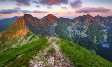 Obiekt znajduje się pomiędzy Tatrami Zachodnimi, Niżnymi i Górami Choczańskimi