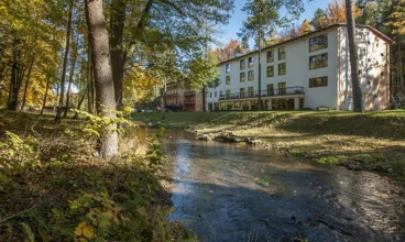 Wokół hotelu rozciąga się park z pięknym drzewostanem