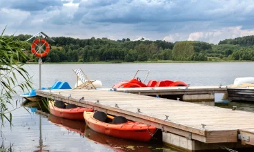 Goście mogą wypożyczyć kajaki, rowery wodne oraz łódki