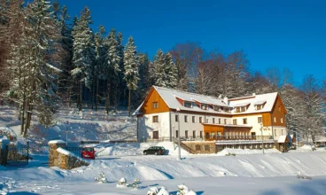 Hotel jest oddalony tylko o 3 km od kolei gondolowej na Stogu Izerskim