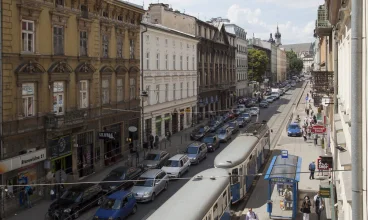 Z okien aparthotelu widać dach i wieże Kościoła Mariackiego