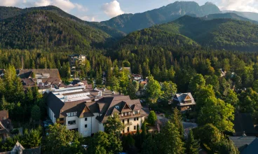 Hotel jest położony u wylotu Doliny Białego tuż przy Tatrzańskim Parku Narodowym