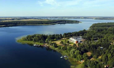 Hotel znajduje się nad Jeziorem Powidzkim, najczystszym jeziorem w Polsce