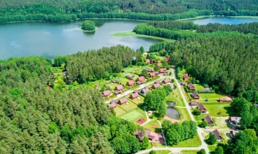 Warmia Resort to 20 całorocznych willi położonych nad jeziorem Giłwa
