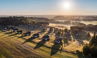 Domki znajdują się w oddaleniu od siebie, stwarzając intymne warunki