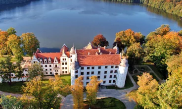 Hotel Podewils mieści się w prawdziwym zamku rycerskim nad jeziorem