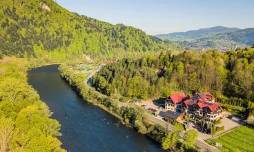 Hotel jest malowniczo umiejscowiony nad samym Dunajcem