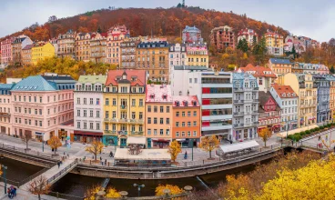 Mieści się w centrum uzdrowiska, u podnóża Jeleniego Skoku