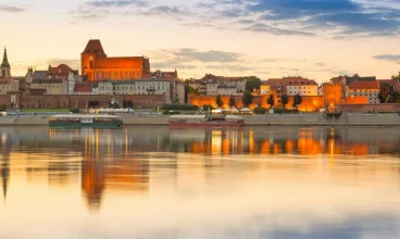 Atrakcje okolicy: Toruńskie Stare Miasto, panorama z drugiego brzegu Wisły