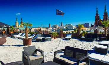 Hotel Gwarna to elegancki czterogwiazdkowy obiekt z plażą na dachu