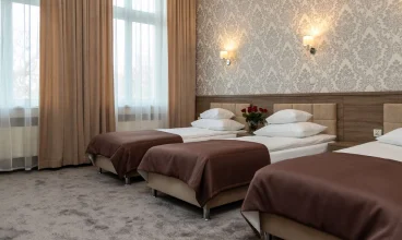 Hotel dysponuje pokojami dla jednej, dwóch oraz trzech osób
