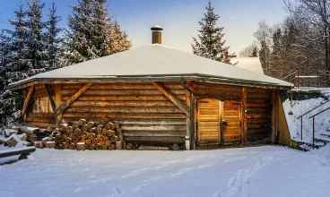 Obiekt oferuje wiatę grillową, salę restauracyjną i kawiarnię