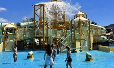 W sezonie 2022 otwarto Park Wodny z basenami, zjeżdżalniami i innymi atrakcjami