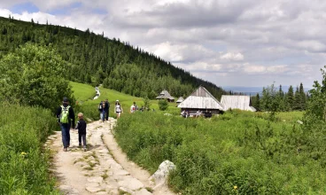 Okolica zachęca do spacerów. Na zdjęciu szlak przez Dolinę Gąsienicową