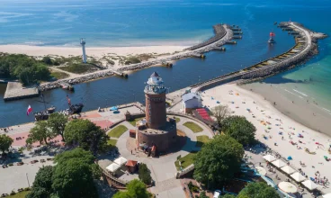 Obiekt jest położony tuż obok deptaka w Kołobrzegu