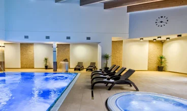 Goście mogą korzystać z centrum wellness: basenu, saun, jacuzzi, łaźni