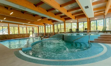 Hotel dysponuje krytym basenem z przeciwprądem, kaskadą i jacuzzi