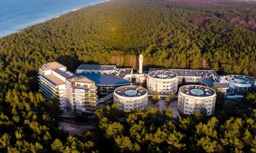 Hotel posiada prywatną plażę i jest otoczony bajkowym sosnowym lasem