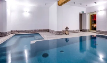 Gejzery i wbudowane jacuzzi zapewniają wodne atrakcje