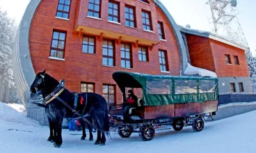 Hotel jest położony w Sudetach, na wzniesieniu ze świetnymi widokami