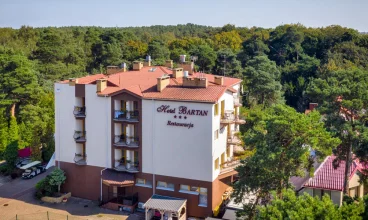 Hotel jest otoczony zielenią