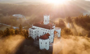 Znajduje się u stóp najpiękniejszego zamku Chorwacji