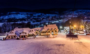 Kompleks Beskid jest położony przy stoku narciarskim z nowoczesnym wyciągiem