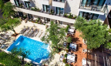 Hotel dysponuje kameralnym basenem w śródziemnomorskim stylu