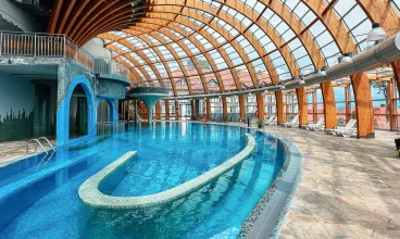 Hotel posiada dużą i nowoczesną przestrzeń basenową i wellness